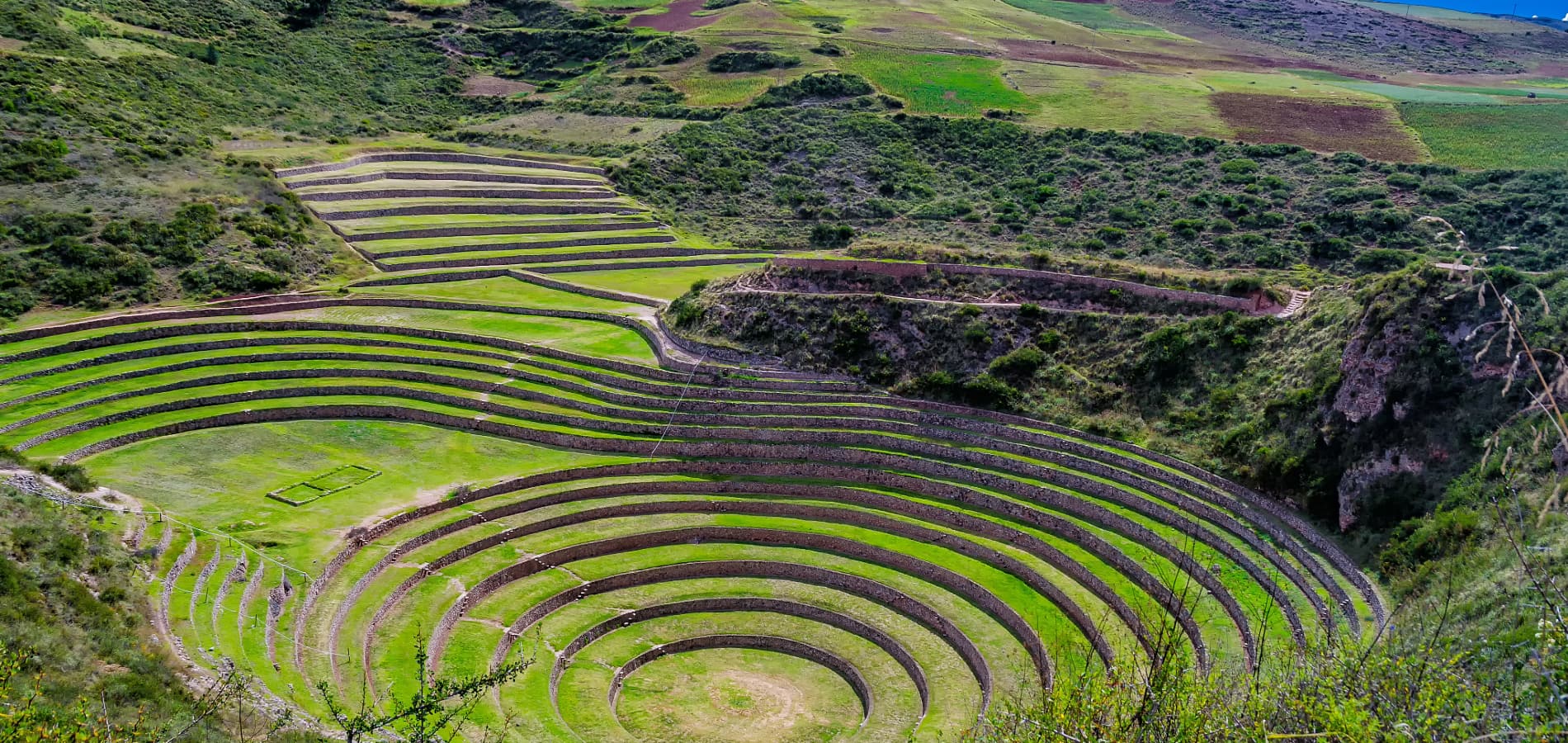 Maras, donde el blanco de las salinas contrasta con las montañas, y Moray, el enigmático círculo de los Incas