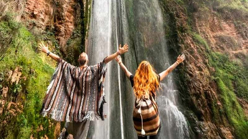 Un sitio ideal para los amantes de la naturaleza y la fotografía, donde el sonido del agua y el paisaje crean una atmósfera única