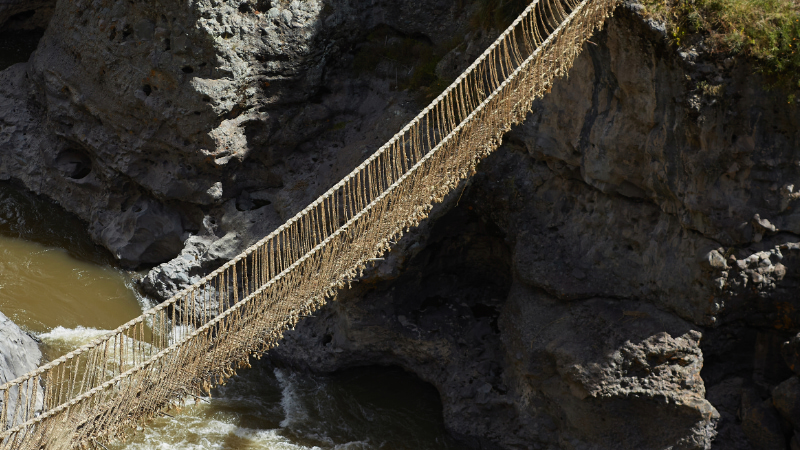 l último puente Inca tejido a mano, suspendido sobre el abismo y conservado por siglos de tradición